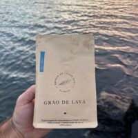 In the cup, it presents fruity citrus notes, with well-integrated sweetness and balanced, refreshing acidity. A clean, versatile, and elegant coffee — a perfect reflection of the dialogue between the volcano and the sea.
