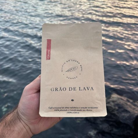 In the cup, it reveals well-defined fruity and citrus notes, supported by a good body and a lively, clean and elegant acidity. An intense but balanced coffee — direct, expressive and with its own identity.