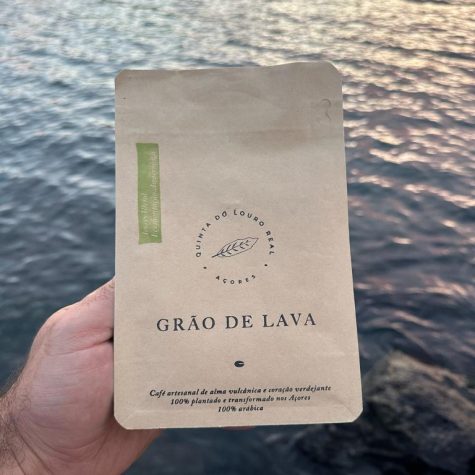 With shades of green and inspiration from the Azorean pastures, this coffee is born from a process that respects time and challenges the conventional. A natural bean fermented anaerobically for 120 hours, conducted with precision and intention.
