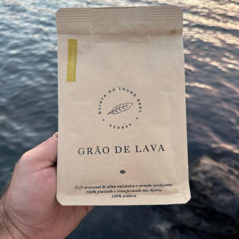 On the palate, it stands out for its floral and fruity notes, with an extremely harmonious profile. The natural sweetness envelops the cup, balanced by a smooth and elegant acidity, resulting in a silky, round, and very easy-to-enjoy coffee — without losing complexity.